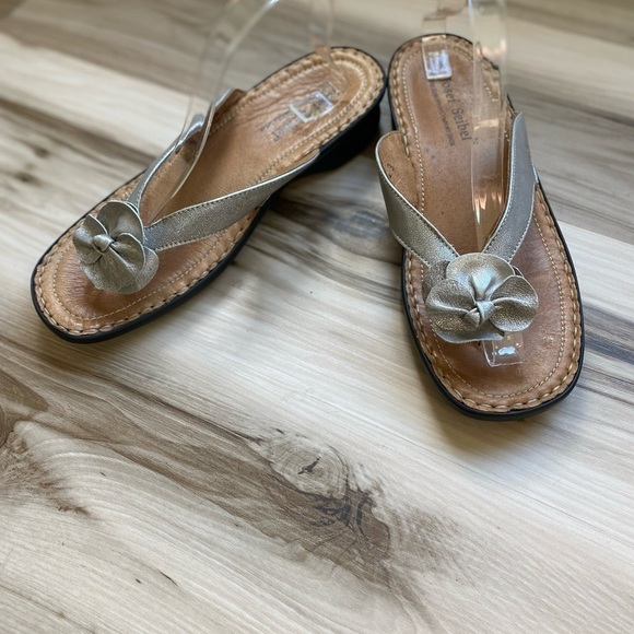 JOSEF SEIBEL leather Sandal silver strap w/ single flower accent size 9-9.5 - Picture 3 of 12